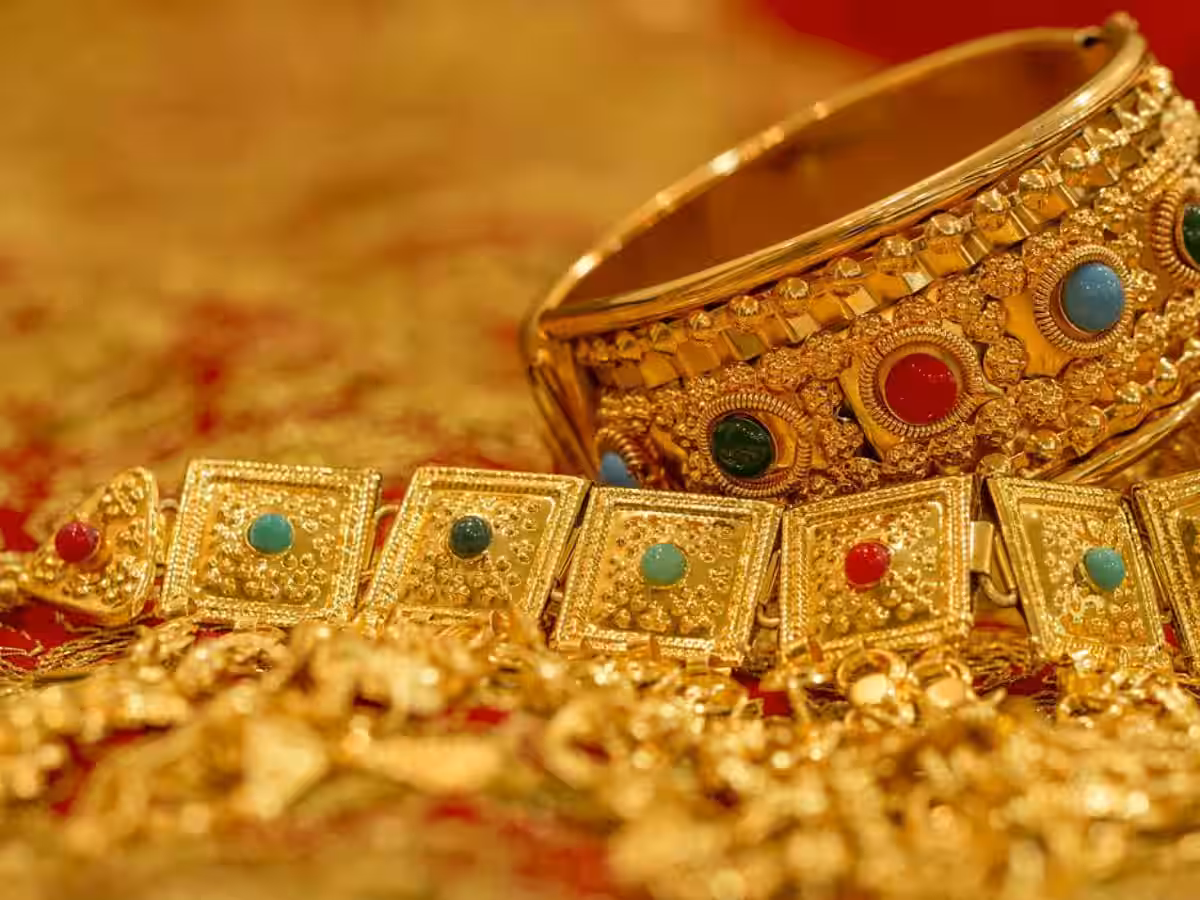 Jeweler weighing gold jewelry in Mumbai as prices hover around ₹92,350 per 10 grams